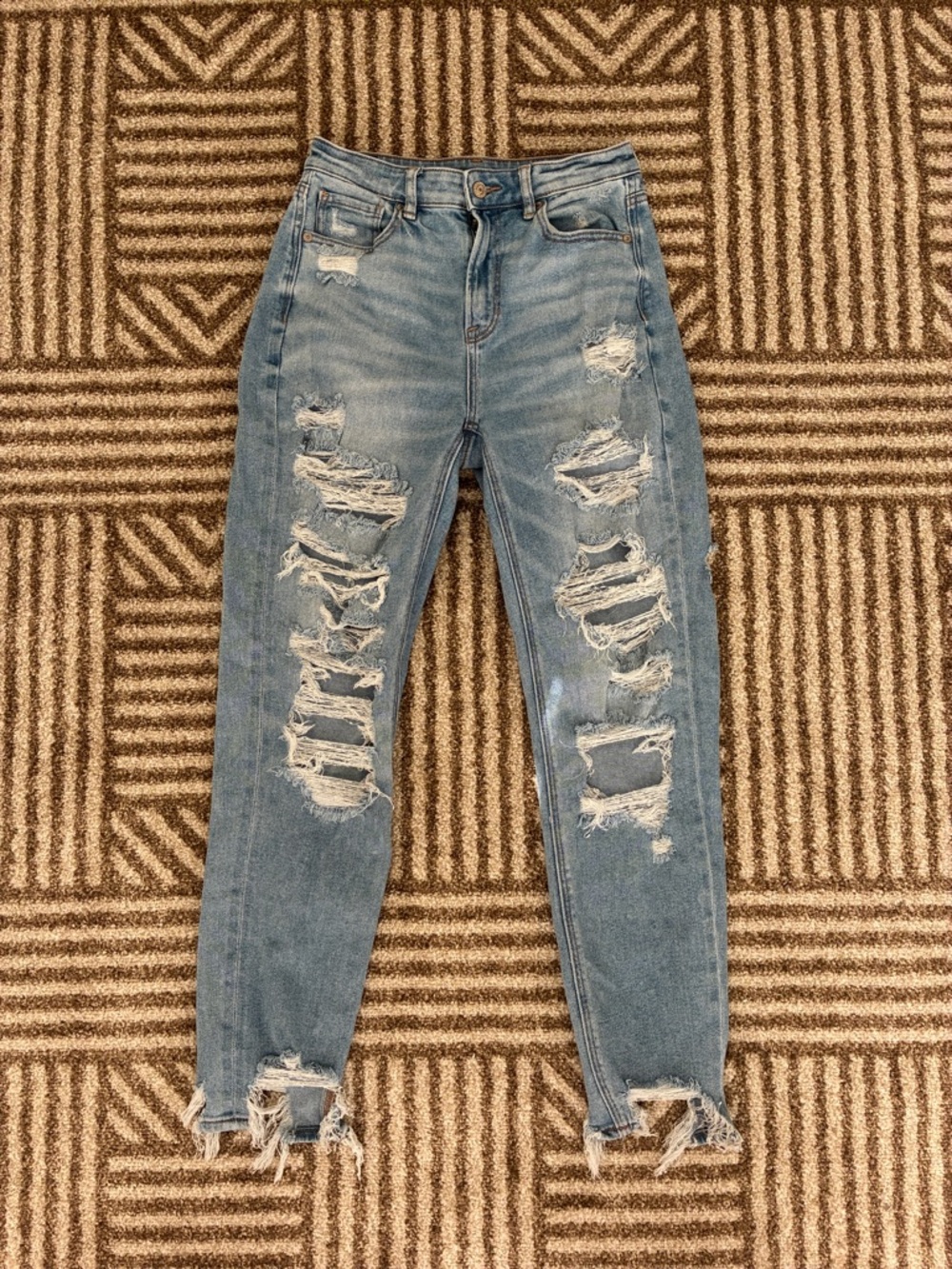 American Eagle Distressed Light Blue Women's Ripped Jeans Size 4L